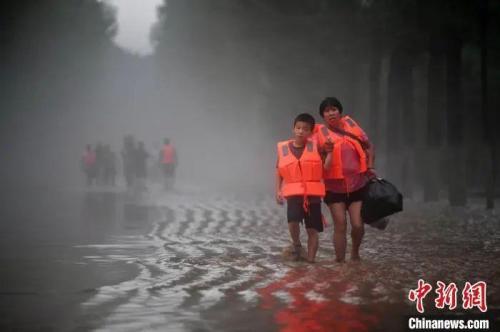 涿州洪灾救援者:水深2米暗流多(连夜救援！涿州防汛形势严峻，“有村子水深2到3米”)插图1