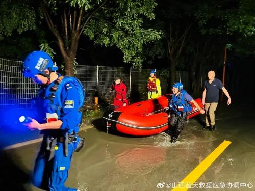 涿州洪灾救援者:水深2米暗流多(连夜救援！涿州防汛形势严峻，“有村子水深2到3米”)插图5