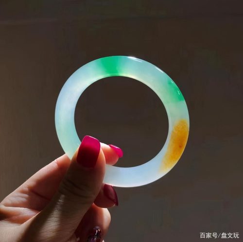 这三种女人不适合戴翡翠(属兔的女人适合戴什么翡翠)插图