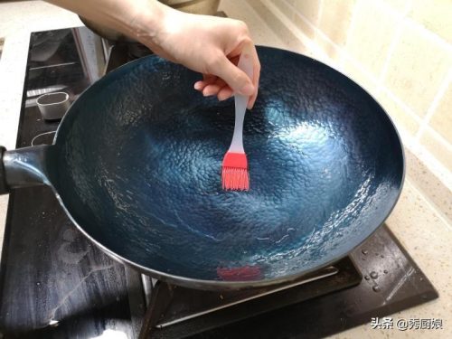 铁锅怎么开锅不生锈(生铁锅怎么开锅不生锈)插图4
