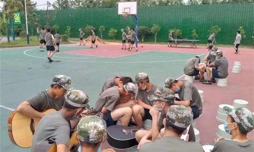 封闭式学校一年多少钱(军事化封闭式学校学费一年多少钱)插图1