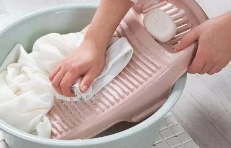 衣服上有油渍怎么清洗最有效(衣服上有油漆怎么清洗最有效)插图