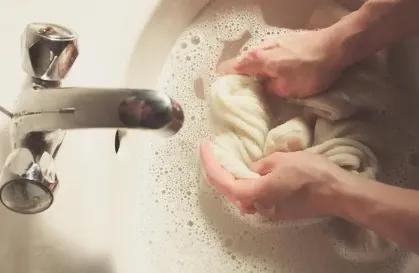 衣服上有油渍怎么清洗最有效(衣服上有油漆怎么清洗最有效)插图2