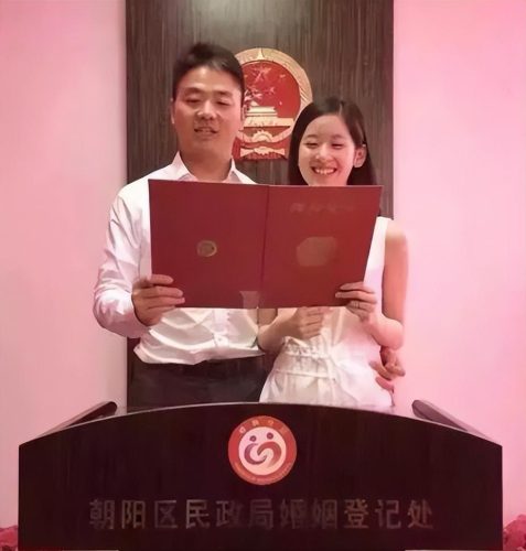 刘强东与奶茶离了婚吗-(刘强东几岁和奶茶结婚)插图11