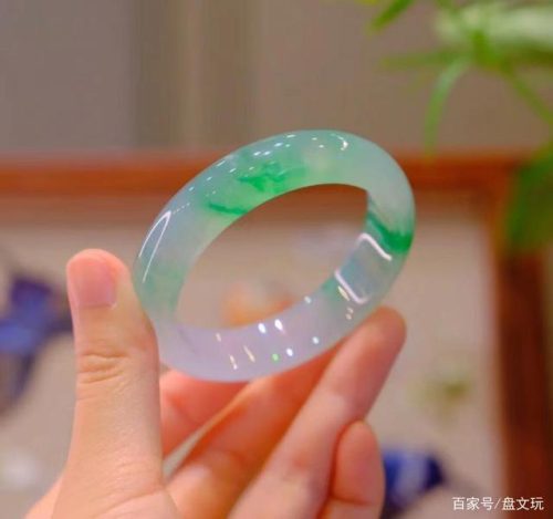 这三种女人不适合戴翡翠(属兔的女人适合戴什么翡翠)插图1