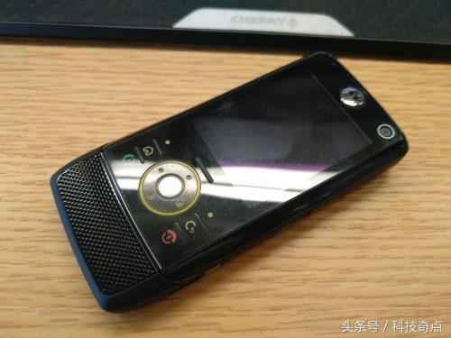 moto手机怎么调按键(z8如何取下 机身)插图