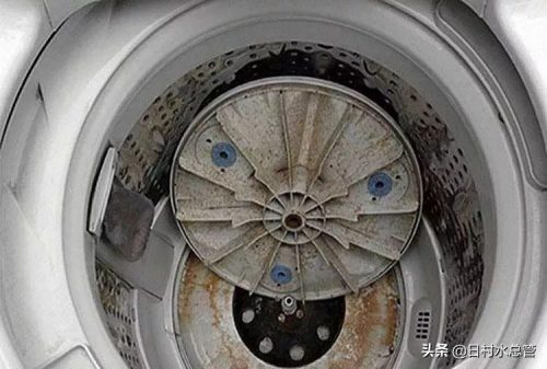洗衣机里有小褐色碎片怎么清理(洗衣机里有小褐色碎片怎么办)插图1