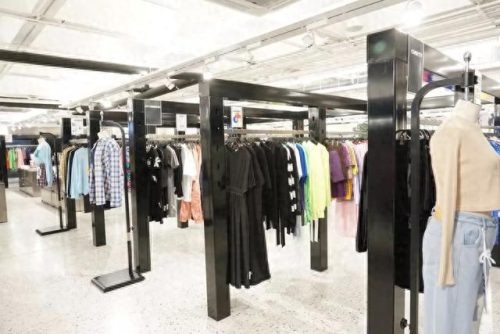 东南亚十大男装品牌排行榜(户外男装十大品牌排名)插图13