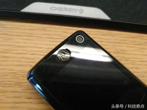 moto手机怎么调按键(z8如何取下 机身)插图1