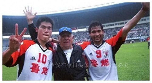 足球冠军男子排名前十(喜讯书院镇首捧足球冠军奖杯)插图2